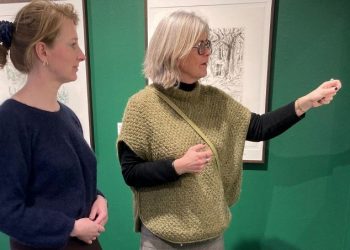 Formidlingsinspektør Maj Mølstrøm Christensen og billedkunstner Laila Pallisgaard lader sig inspirere af Vibeke Mencke Nielsens værker på Vendsyssel Kunstmuseum.  Foto: VKM.