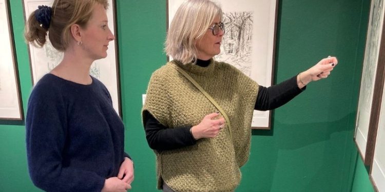 Formidlingsinspektør Maj Mølstrøm Christensen og billedkunstner Laila Pallisgaard lader sig inspirere af Vibeke Mencke Nielsens værker på Vendsyssel Kunstmuseum.  Foto: VKM.