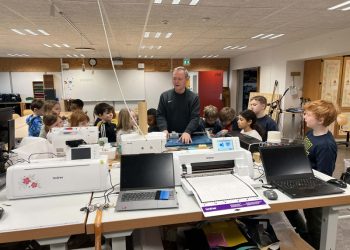Lærer Peter Jørgensen instruerer eleverne i makerspace på Hirtshals Skole. Foto: Hanne Skipper.