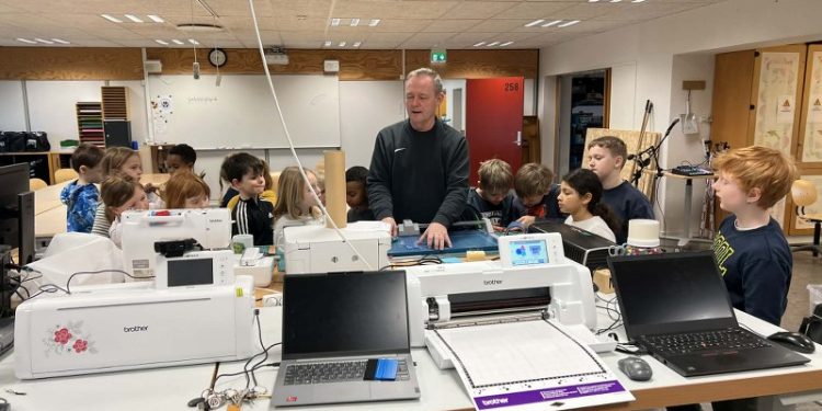Lærer Peter Jørgensen instruerer eleverne i makerspace på Hirtshals Skole. Foto: Hanne Skipper.