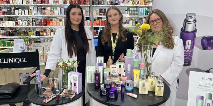 Catrine Elling flankeret af Ida Marie og makeupartist Stine. Foto: Hanne Skipper.