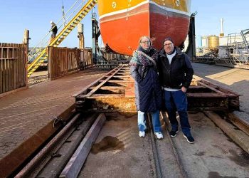 Berit og Jan Woller foran Milton HG 236 på bedding hos Entech i Hirtshals. Foto: Niels SKipper.
