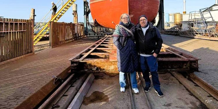 Berit og Jan Woller foran Milton HG 236 på bedding hos Entech i Hirtshals. Foto: Niels SKipper.