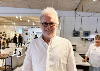 Musiker og kunstner Ib Grønbech holdt åbningstalen i Galleri Mygdalhus. Foto: Jørgen Christensen.