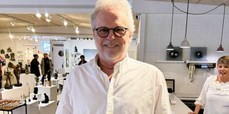 Musiker og kunstner Ib Grønbech holdt åbningstalen i Galleri Mygdalhus. Foto: Jørgen Christensen.
