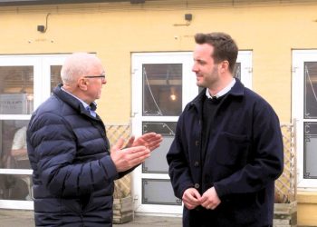 Niller alias Niels Kr. Nielsen og Simon Kollerup foran Lilleheden Café og Restaurant i Hirtshals. Foto: Fiskeri Tidende.