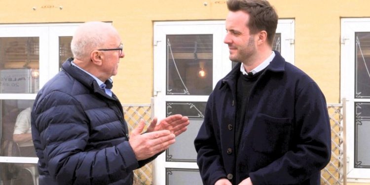 Niller alias Niels Kr. Nielsen og Simon Kollerup foran Lilleheden Café og Restaurant i Hirtshals. Foto: Fiskeri Tidende.