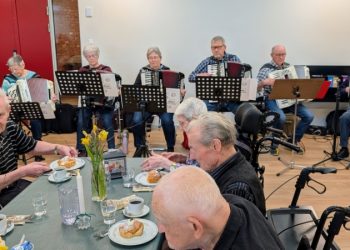 Både beboere og gæster havde en dejlig eftermiddag i selskab med Tårs-Lendum Harmonikaklub.