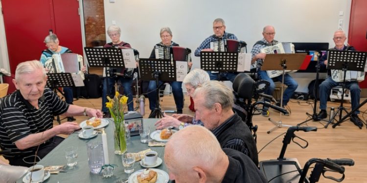Både beboere og gæster havde en dejlig eftermiddag i selskab med Tårs-Lendum Harmonikaklub.