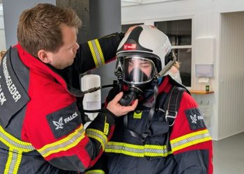 Falck i Sindal havde taget det helt store udstyr med, og flere elever prøvede at blive iklædt røgdykkerudstyr.