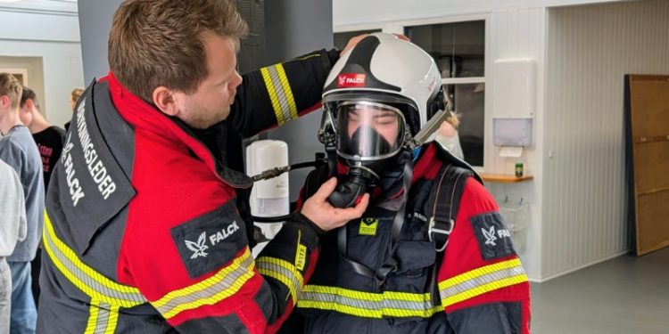 Falck i Sindal havde taget det helt store udstyr med, og flere elever prøvede at blive iklædt røgdykkerudstyr.