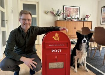 Martin og familiens hund med den røde postkasse. Foto: Privat.