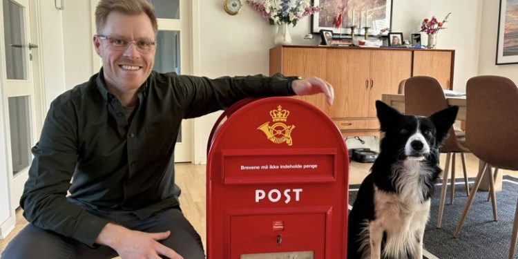 Martin og familiens hund med den røde postkasse. Foto: Privat.