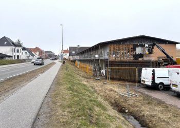 Nedrivningen af det gamle møbelhus i Sindal er i fuld gang. Foto: Palle W. Nielsen