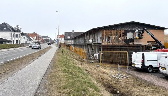 Nedrivningen af det gamle møbelhus i Sindal er i fuld gang. Foto: Palle W. Nielsen