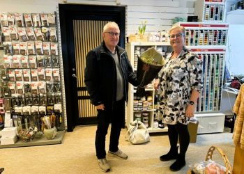 Handelschef Per Martensen lykønskede allerede  torsdag Annette Bo Pedersen i Ret og Vrang på Nørregade i Hirtshals. Foto: Niels Skipper.