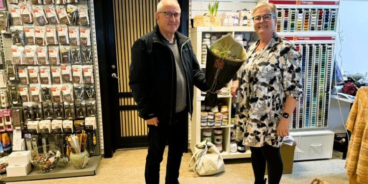 Handelschef Per Martensen lykønskede allerede  torsdag Annette Bo Pedersen i Ret og Vrang på Nørregade i Hirtshals. Foto: Niels Skipper.