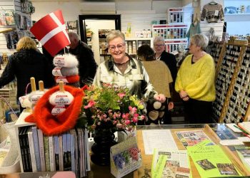 Tydeligt bevæget og glad butiksindehaver. Foto: Niels SKipper.