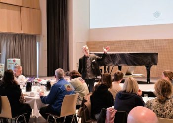Teaterdirektør Rolf Heim foran deltagerne ved klimapartnerskabsdagen på Vendsyssel Teater. Foto: Vendsyssel Teater.