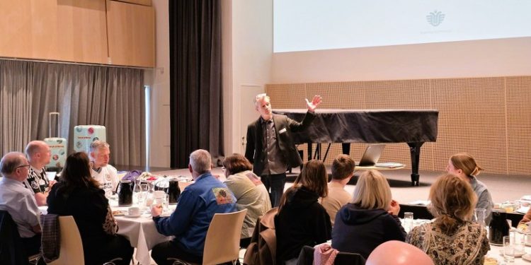 Teaterdirektør Rolf Heim foran deltagerne ved klimapartnerskabsdagen på Vendsyssel Teater. Foto: Vendsyssel Teater.