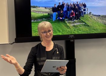 De 30 års samarbejde mellem Hjørring Gymnasium og Ernst Haeckel Gymnasium i Tyskland blev flot fejret, bl.a. med tale af rektor Elsebeth Austin. Foto: Privat.