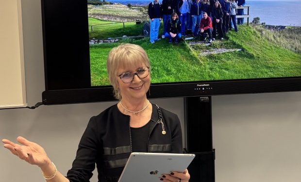 De 30 års samarbejde mellem Hjørring Gymnasium og Ernst Haeckel Gymnasium i Tyskland blev flot fejret, bl.a. med tale af rektor Elsebeth Austin. Foto: Privat.