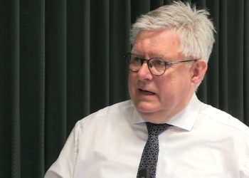 Borgmester Søren Smalbro i samtale med Hnerik Ledet fra Skaga FM. Foto: Screendump.