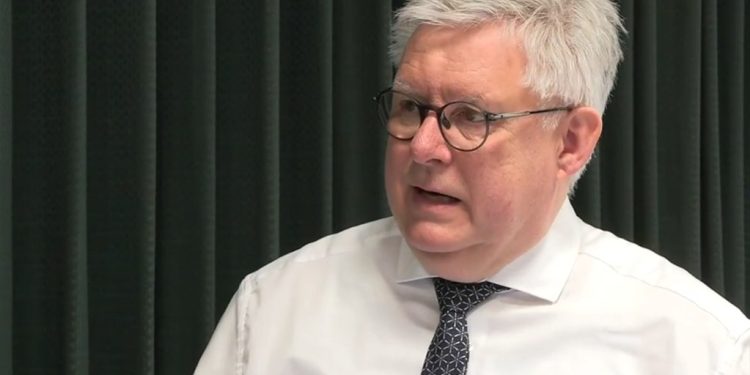 Borgmester Søren Smalbro i samtale med Hnerik Ledet fra Skaga FM. Foto: Screendump.