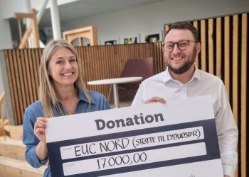 EUC Nords kvalitets- og udviklingschef Agnete Gudnason sammen med regionsdirektør Søren Kjær Christensen fra Sparekassen Danmark i Hjørring. Foto: EUC Nord.