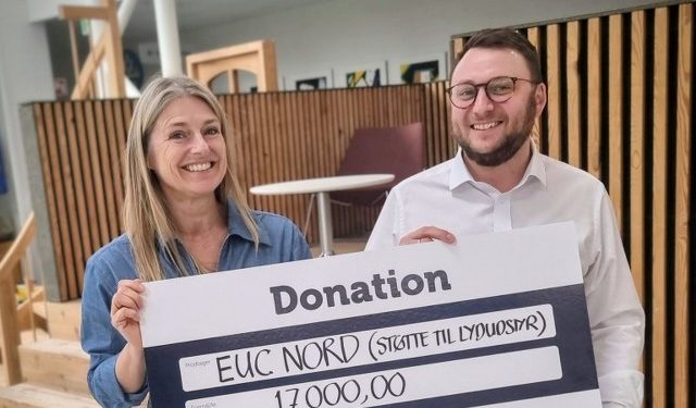 EUC Nords kvalitets- og udviklingschef Agnete Gudnason sammen med regionsdirektør Søren Kjær Christensen fra Sparekassen Danmark i Hjørring. Foto: EUC Nord.