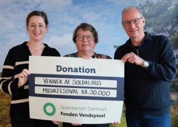 Sparekassen Danmark Fonden Vendsyssel støtter festivalen med 30.000 kroner.
Randi Holm Lauritsen, der er souschef i Sparekassen Danmarks afdeling i Sindal, hjalp fonden med at overrække donationen til formand Esben Michaelsen og kasserer Inge Lis Trolle. Foto: Sparekassen Danmark.