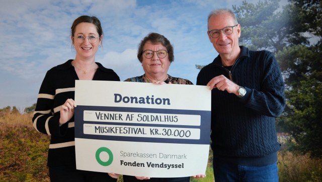 Sparekassen Danmark Fonden Vendsyssel støtter festivalen med 30.000 kroner.
Randi Holm Lauritsen, der er souschef i Sparekassen Danmarks afdeling i Sindal, hjalp fonden med at overrække donationen til formand Esben Michaelsen og kasserer Inge Lis Trolle. Foto: Sparekassen Danmark.