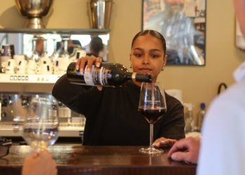 Stephanie Kasten serverer et glas i Stephanelli’s Wine bar & Shop. Foto: Henrik Risager