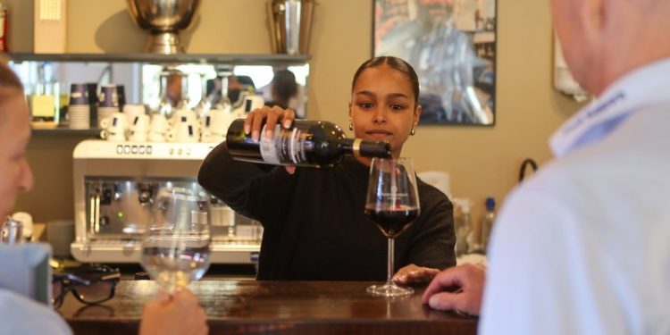Stephanie Kasten serverer et glas i Stephanelli’s Wine bar & Shop. Foto: Henrik Risager