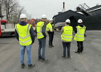 Dirketør Peder Nickelsen sammen med  journalister fra NordsøPosten og Jyllands-Posten samt kommunikationschef  Kristian Strøbech udenfor Stiesdal SkyClean. Foto: Niels Skipper.