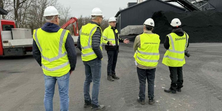 Dirketør Peder Nickelsen sammen med journalister fra NordsøPosten og Jyllands-Posten samt kommunikationschef Kristian Strøbech udenfor Stiesdal SkyClean. Foto: Niels Skipper.