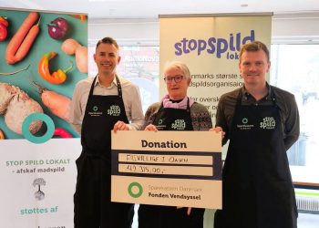 Casper Nissen Larsen og Oliver Hjorth Karlborg fra Sparekassen Danmarks afdeling i Hjørring hjalp fonden med at overrække donationen. Foto: Privat.