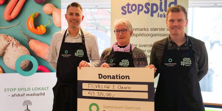 Casper Nissen Larsen og Oliver Hjorth Karlborg fra Sparekassen Danmarks afdeling i Hjørring hjalp fonden med at overrække donationen. Foto: Privat.