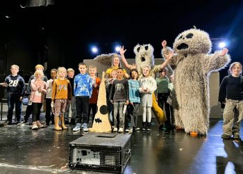 Børnene fik helt eksklusivt lov til at snakke med skuespillerne oppe på scenen. Foto: Hanne Skipper.