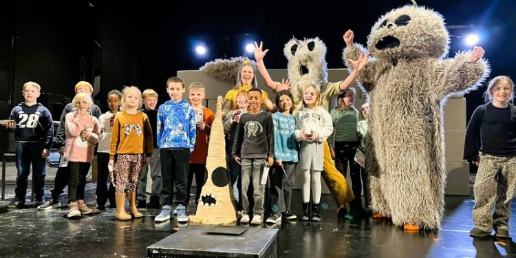 Børnene fik helt eksklusivt lov til at snakke med skuespillerne oppe på scenen. Foto: Hanne Skipper.