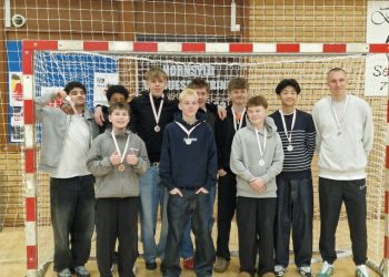 Træner Martin Eriksen ses her til højre sammen med U15 holdet fra Hirtshals Boldklub.