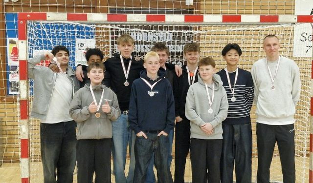 Træner Martin Eriksen ses her til højre sammen med U15 holdet fra Hirtshals Boldklub.