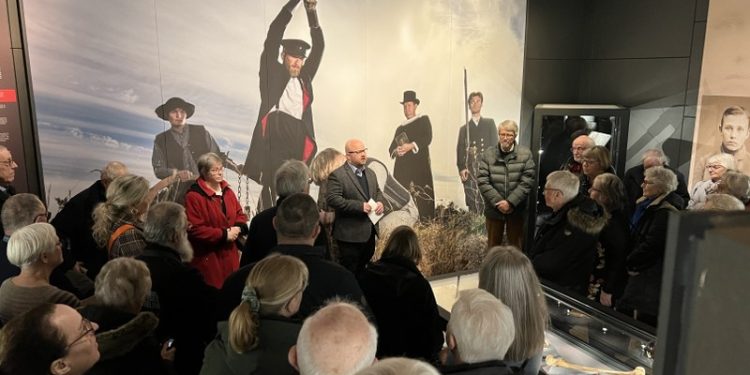 Formidlingschef Jens-Christian Hansen under en rundsvisning hos Vendsyssel Historiske Museum. Foto: VHM.