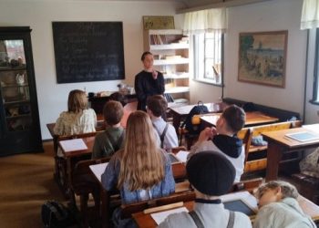 Rollen som lærerinde indehaves af Lone Venderby fra Skoletjenesten ved Vendsyssel Historiske. Foto:  Lørslev Friskole og Børnecenter.
