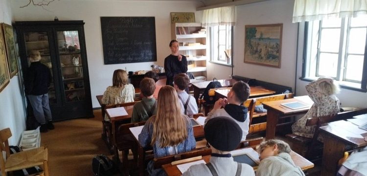 Rollen som lærerinde indehaves af Lone Venderby fra Skoletjenesten ved Vendsyssel Historiske. Foto:  Lørslev Friskole og Børnecenter.