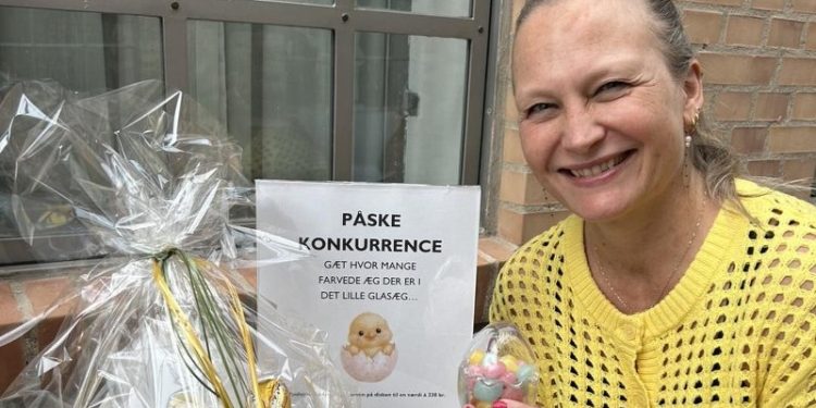 Museumsinspektør Bolette Falbe-Hansen med en påskekonkurrence, som man kan læse mere om i artiklen og hos Vendsyssel Kunstmuseum på Facebook. Foto: VKM.