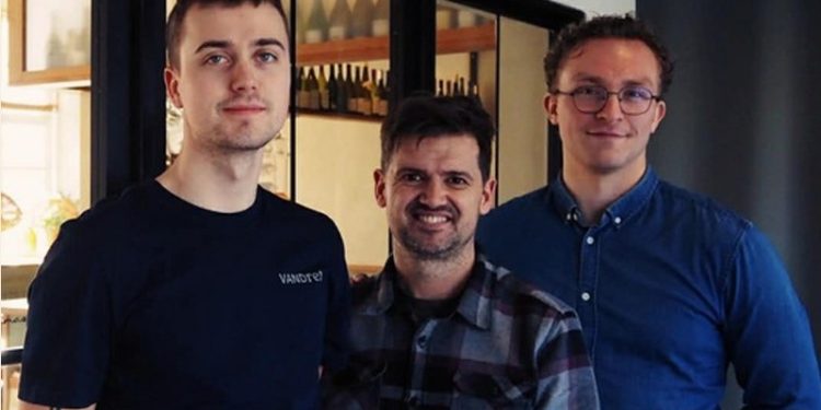 Køkkenchef Lukas Grøntved, direktør Christian Outzen og den ny restaurantchef Jonas Schelle Lauritsen. Foto: VANDret.