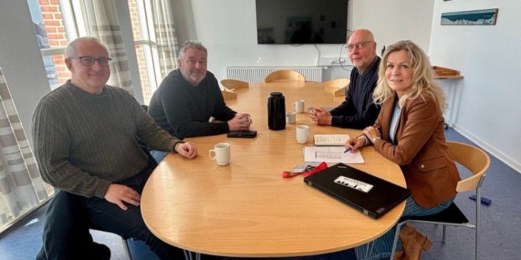 Handelschef Per Martensen fra Hirtshals Handel & Erhverv, ildsjæl Claus Olsen, butinsindehaver Tommy Høj og turistchef Laila Zielke i Styregruppen. Foto: Hirtshals Turisme.