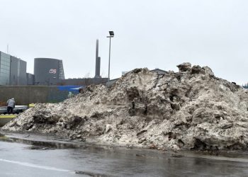 Søndag var der stadig sne på genbrugspladsen Hjørring Øst. Foto: Palle W. Nielsen