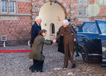Dronningen blev modtaget og fik en rundvisning på slottet af bestyrelsesformand Anker Laden-Andersen og besøgschef Janne Tornvig Bak. Foto: Michael Madsen / Voergaard Slot.